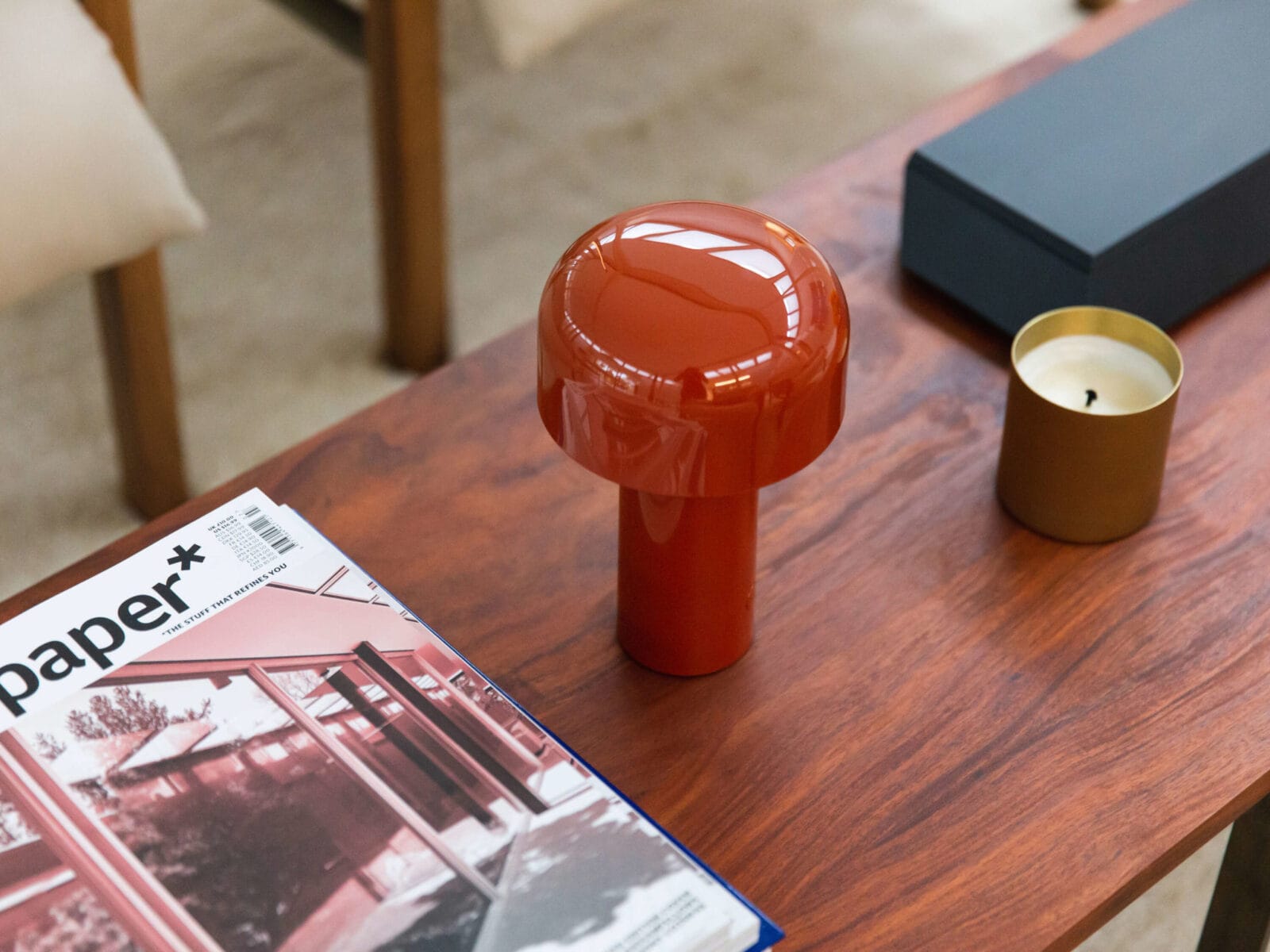 bellhop-battery-brick-red-table-barber-osgerby-flos-01 bordlampe uten kabel ladbar flos berge interiør liten i hylle