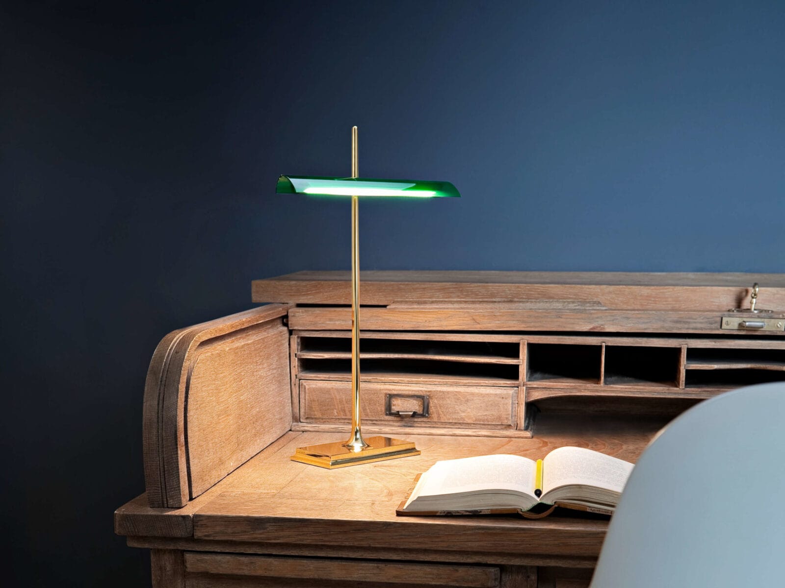 goldman-brass-green-table-gilad-flos-03 bordlampe moderne advokatlampe biblioteklampe berge interiør