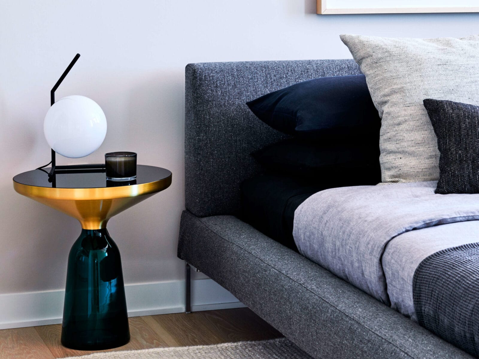 ic-t1-low-black-table-anastassiades-flos-01 nattbordslampe kule bordlampe berge interiør flos