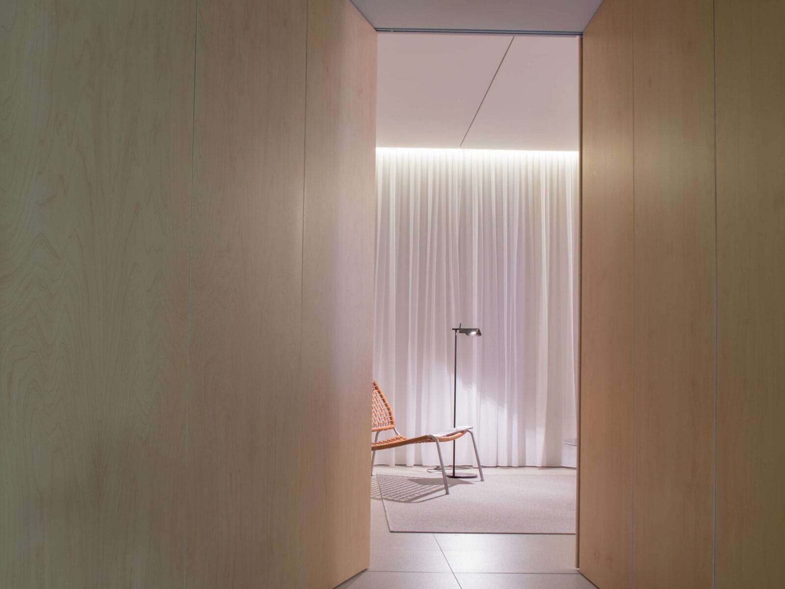 tab-f-black-floor-barber-osgerby-flos-03 leselampe gulvlampe berge interiør