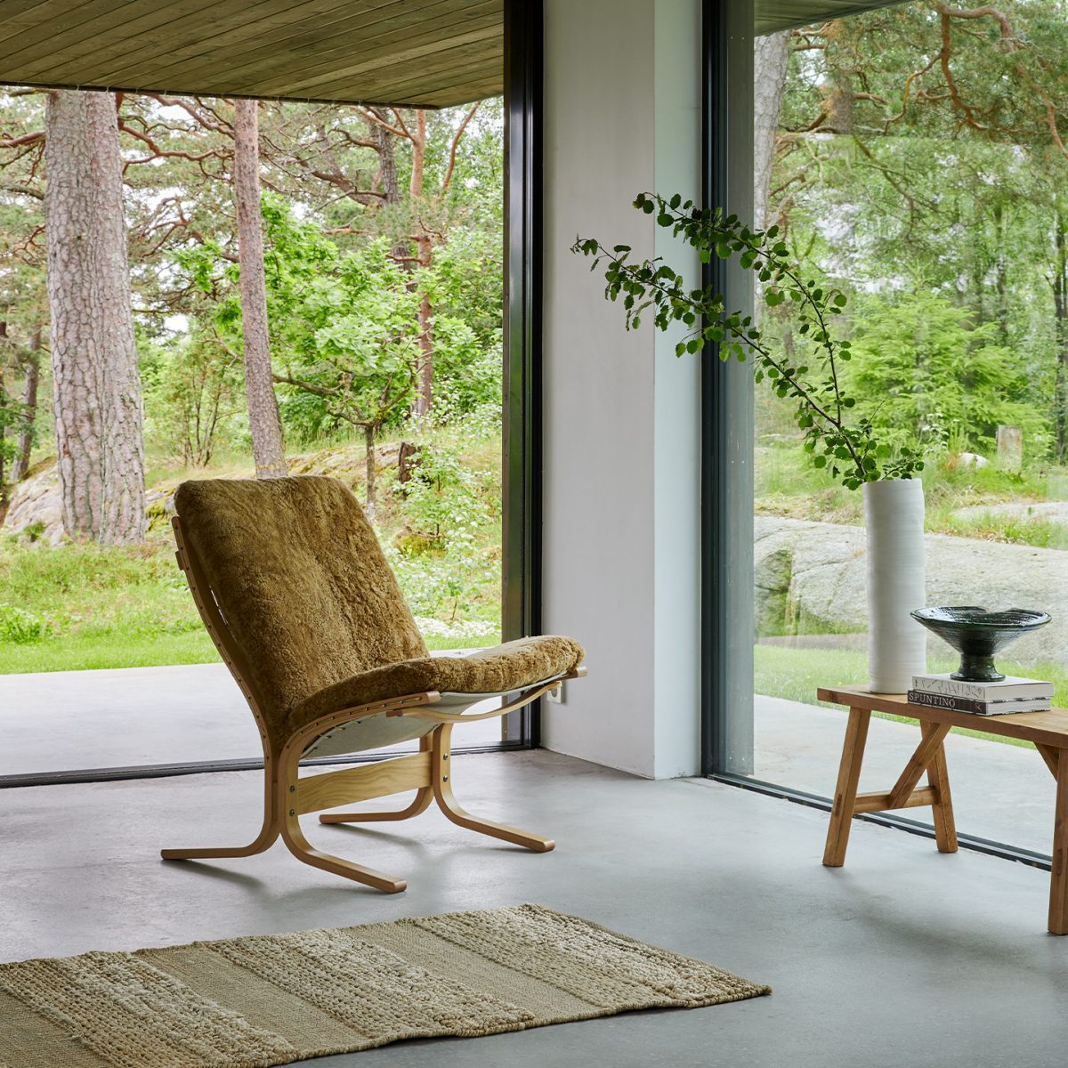 kampanje berge interiør lav lenestol saueskinn norsk skandinavisk design