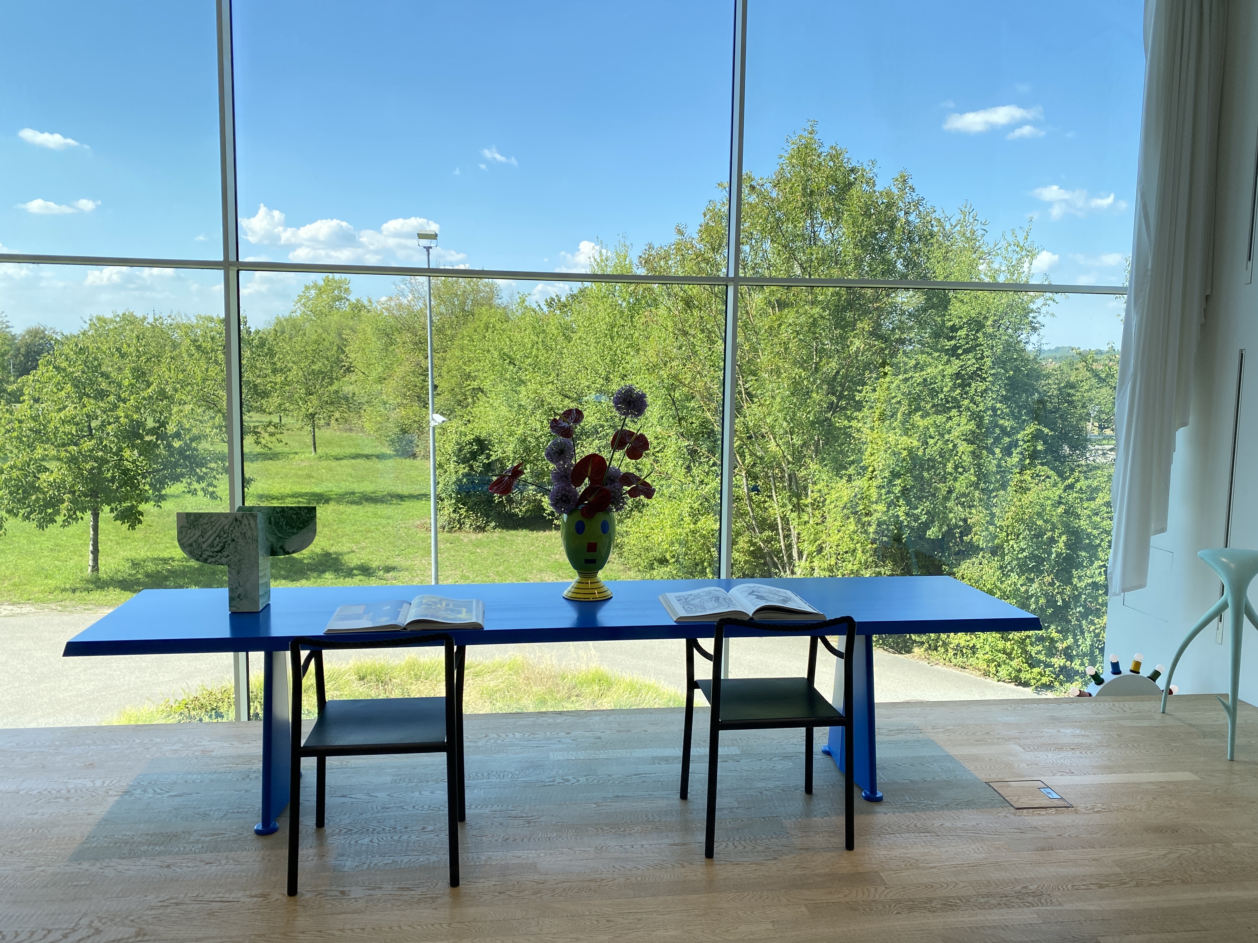 arbeidsbord spisebord vitra berge interiør spisestol